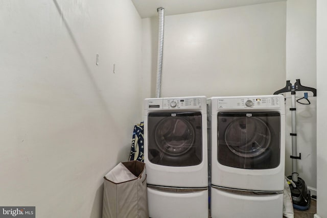 laundry room with laundry area and washing machine and clothes dryer