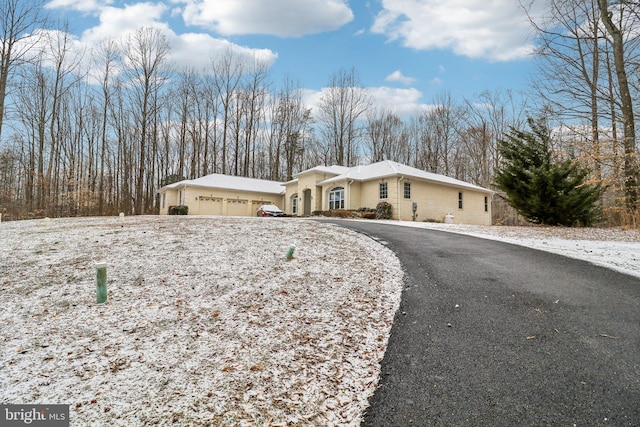 ranch-style house featuring aphalt driveway