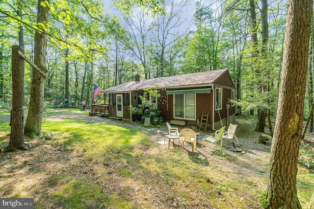 view of front of property with a front yard