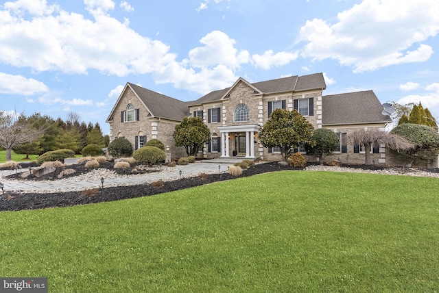 view of front of house featuring a front lawn