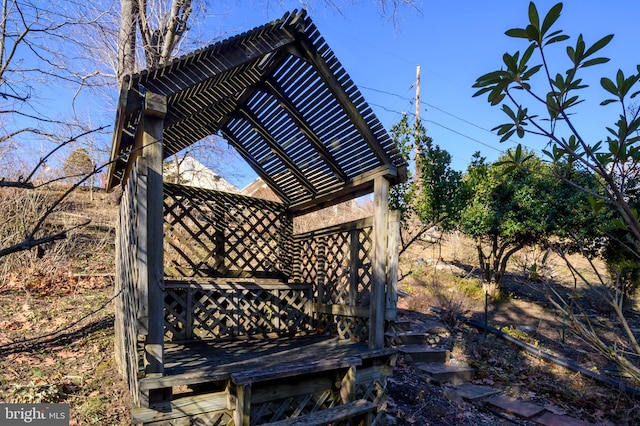 view of yard featuring a pergola