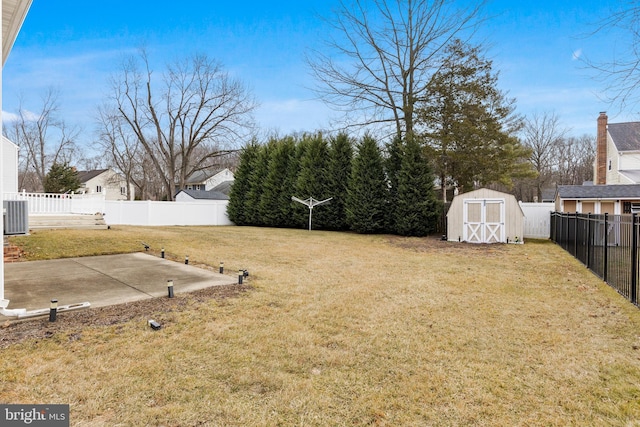 view of yard featuring a storage shed, a fenced backyard, an outdoor structure, and a patio