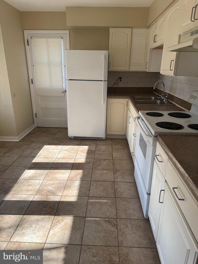 kitchen with under cabinet range hood, white appliances, a sink, decorative backsplash, and dark countertops