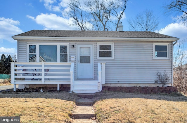 view of front of house featuring a front lawn