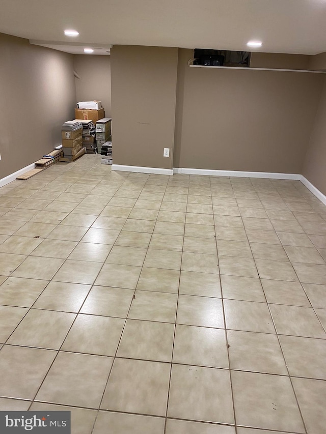 spare room featuring light tile patterned floors