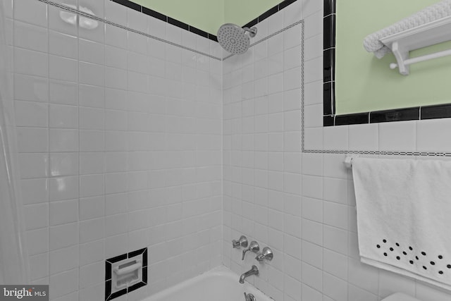 full bath with shower / tub combination