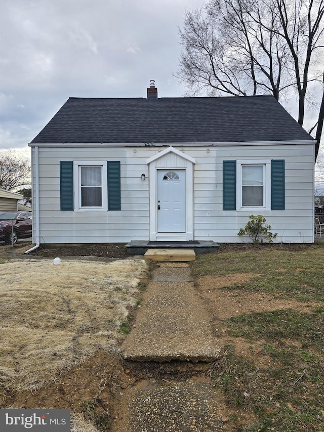 view of front of property featuring a front yard