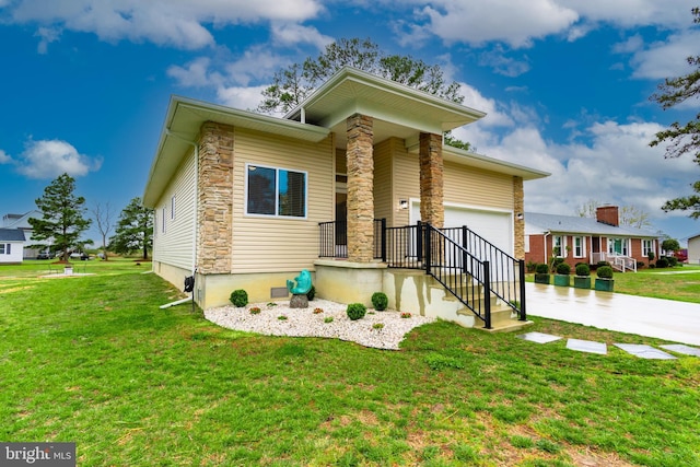 view of front facade featuring a front yard and a garage