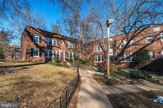 view of front facade featuring a front lawn