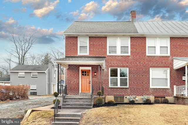 view of front of property featuring a front lawn