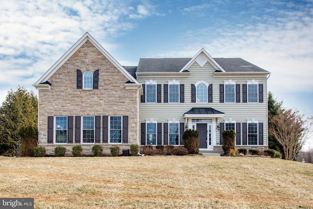 view of front of property featuring a front yard