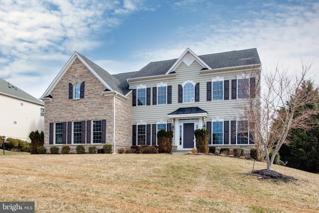 view of front of property featuring a front lawn