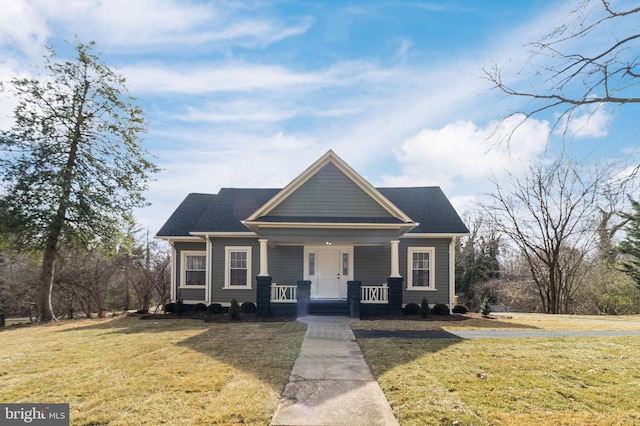 view of front facade featuring a front yard and covered porch