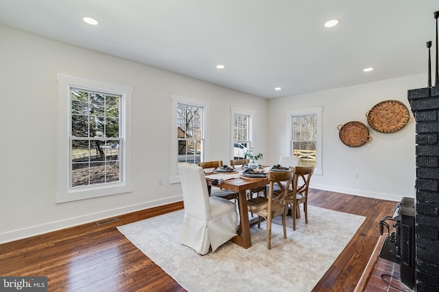 dining room featuring dark wood-style floors, visible vents, recessed lighting, and baseboards