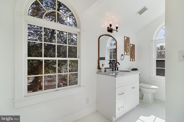 bathroom featuring visible vents, toilet, vanity, and a notable chandelier