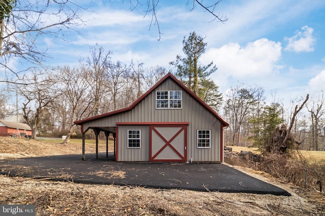 view of barn with aphalt driveway