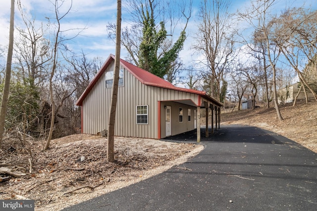 view of outdoor structure with aphalt driveway