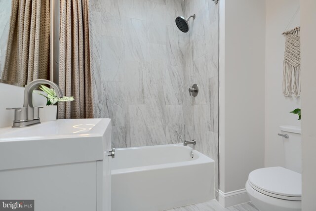 full bath with baseboards, shower / tub combo with curtain, vanity, and toilet