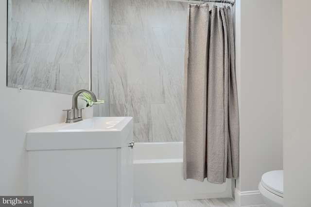 bathroom with baseboards, shower / tub combo with curtain, vanity, and toilet