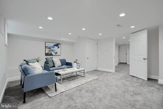 living area featuring carpet, baseboards, and recessed lighting