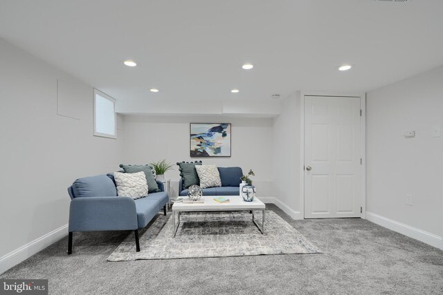 living area with carpet floors, baseboards, and recessed lighting