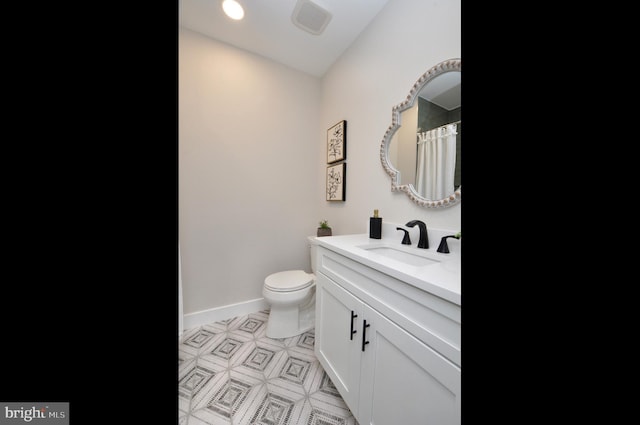 full bath with visible vents, vanity, toilet, and baseboards