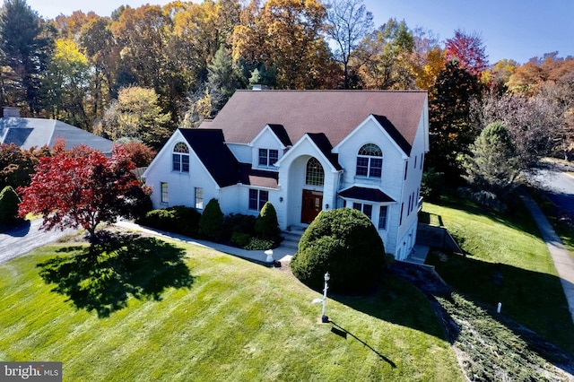 view of front facade with a front yard