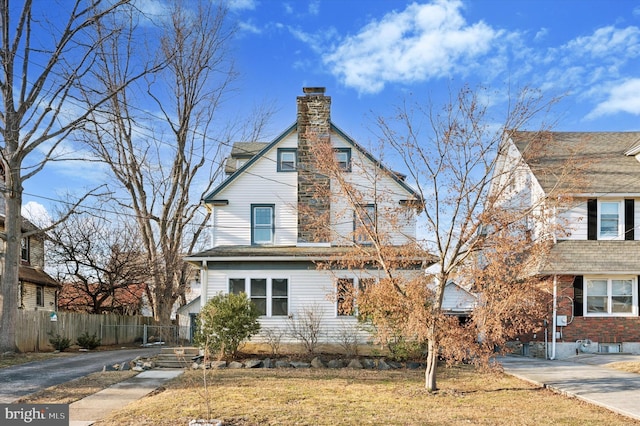 view of front facade featuring a front lawn