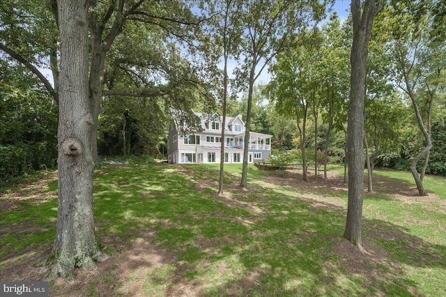 view of front of house featuring a front lawn