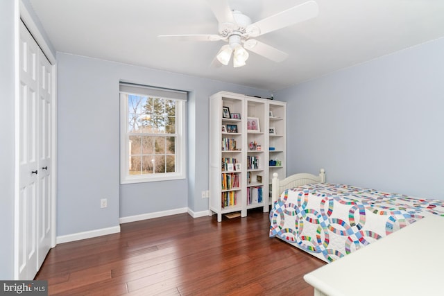 bedroom featuring ceiling fan, dark wood-type flooring, and a closet