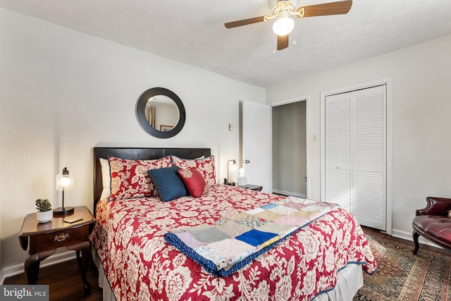 bedroom featuring ceiling fan, a closet, dark hardwood / wood-style flooring, and a textured ceiling