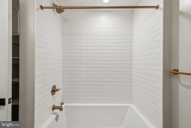 bathroom featuring tiled shower / bath combo