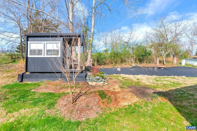 view of yard featuring an outdoor structure