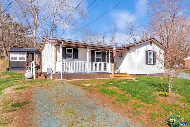 view of front of house with covered porch and a front lawn