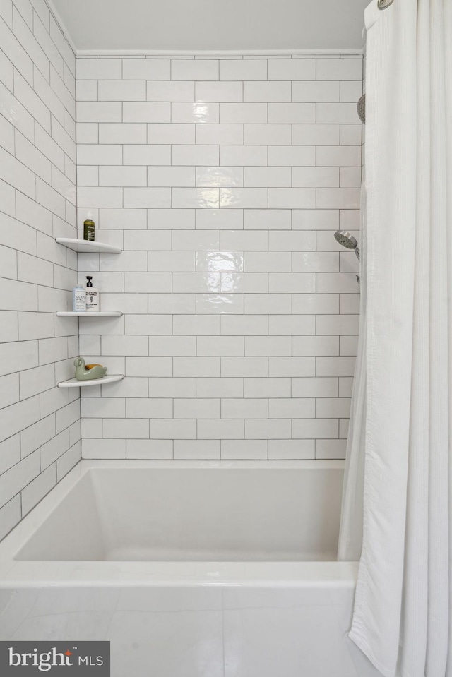 bathroom featuring shower / tub combo with curtain