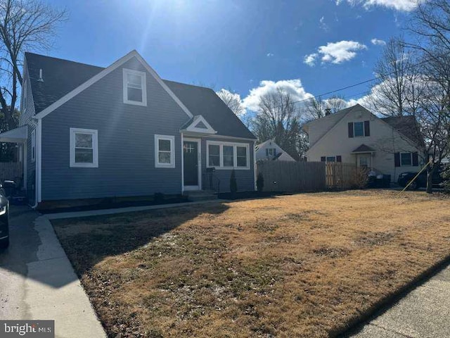 view of front of property featuring a front lawn