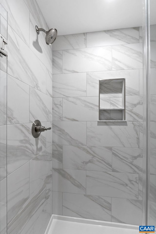 bathroom featuring tiled shower