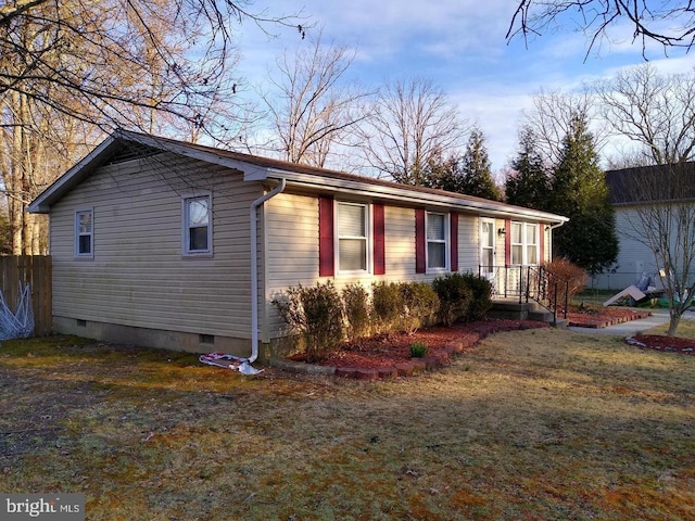 view of front of house featuring crawl space and a front lawn