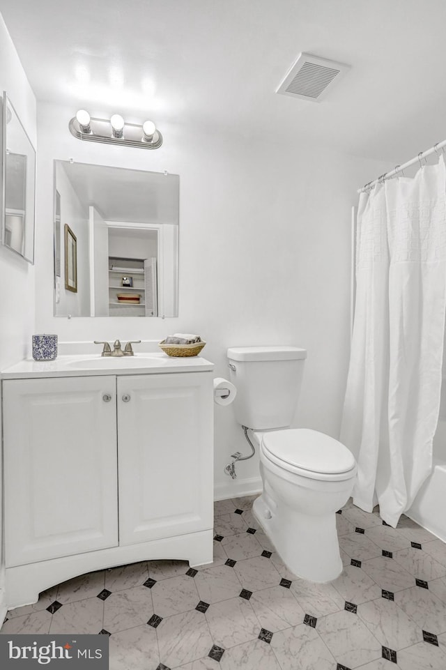 bathroom with toilet, vanity, baseboards, visible vents, and a shower with curtain