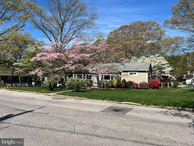 view of front of home featuring a front yard