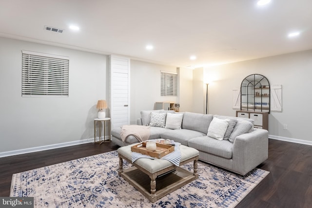 living area featuring dark wood-style floors, recessed lighting, visible vents, and baseboards