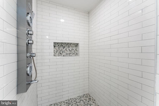 full bath with tiled shower