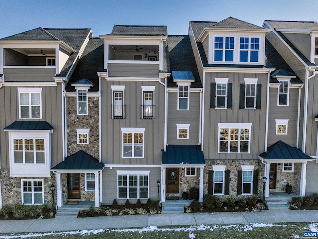 townhome / multi-family property with ceiling fan