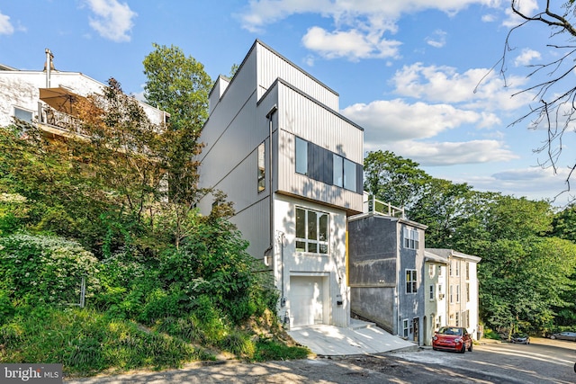 view of front facade featuring a garage