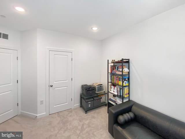 living area with light carpet, baseboards, visible vents, and recessed lighting