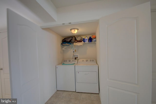 washroom featuring washing machine and clothes dryer