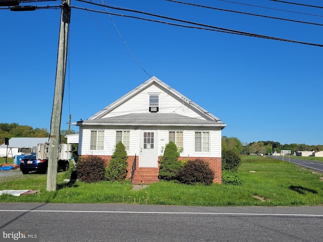 view of front of home featuring a front yard