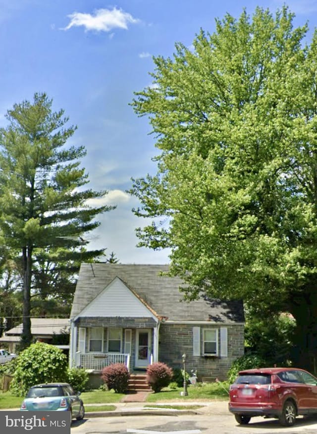 view of front of property featuring a porch