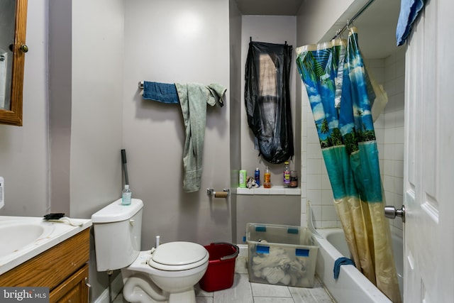 full bathroom with shower / tub combo with curtain, vanity, and toilet