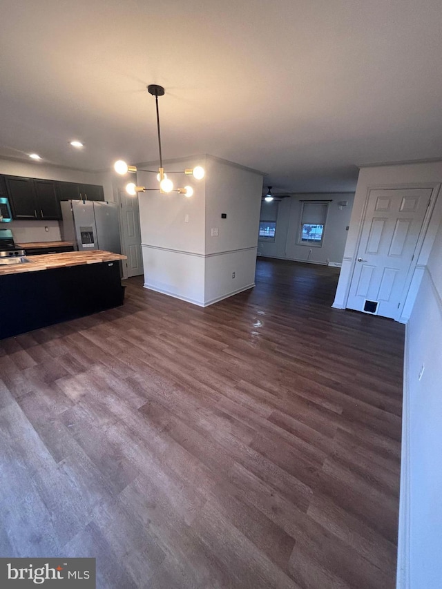 kitchen featuring hanging light fixtures, stainless steel appliances, dark hardwood / wood-style floors, and ceiling fan